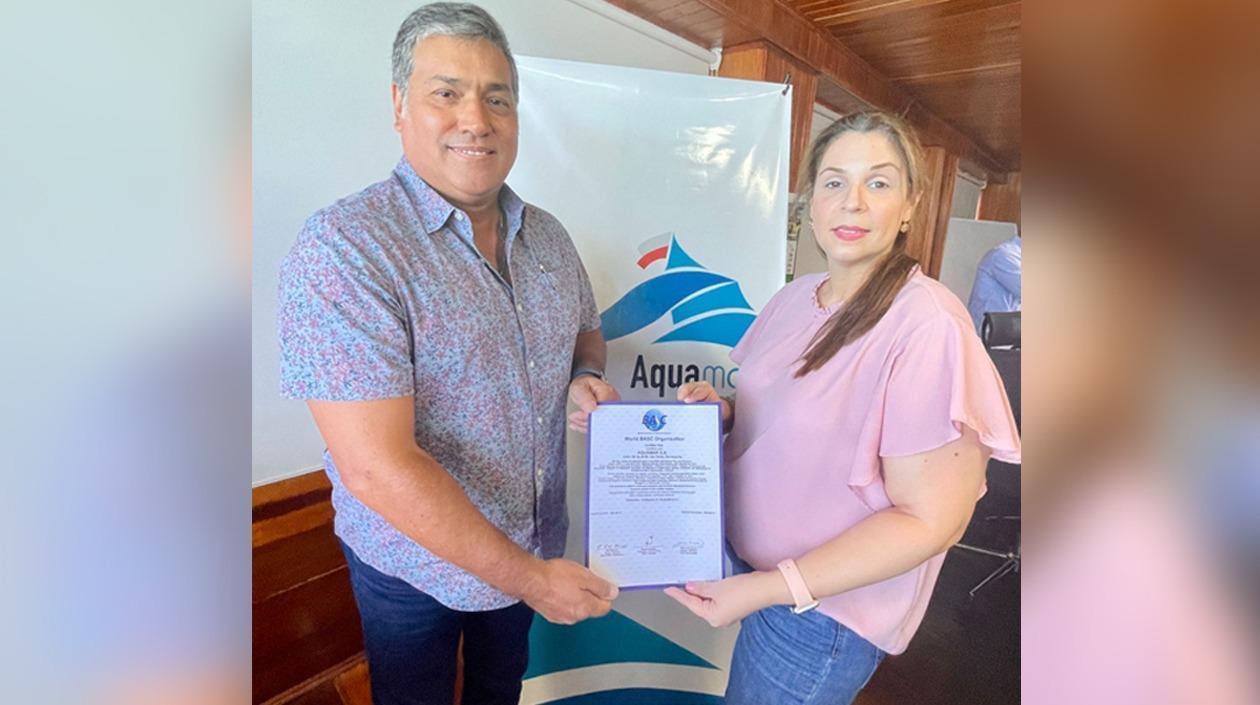 El Gerente de Aquamar William Quiñonez recibiendo la certificación de manos de la Directora local de BASC, Flavia del Vecchio.