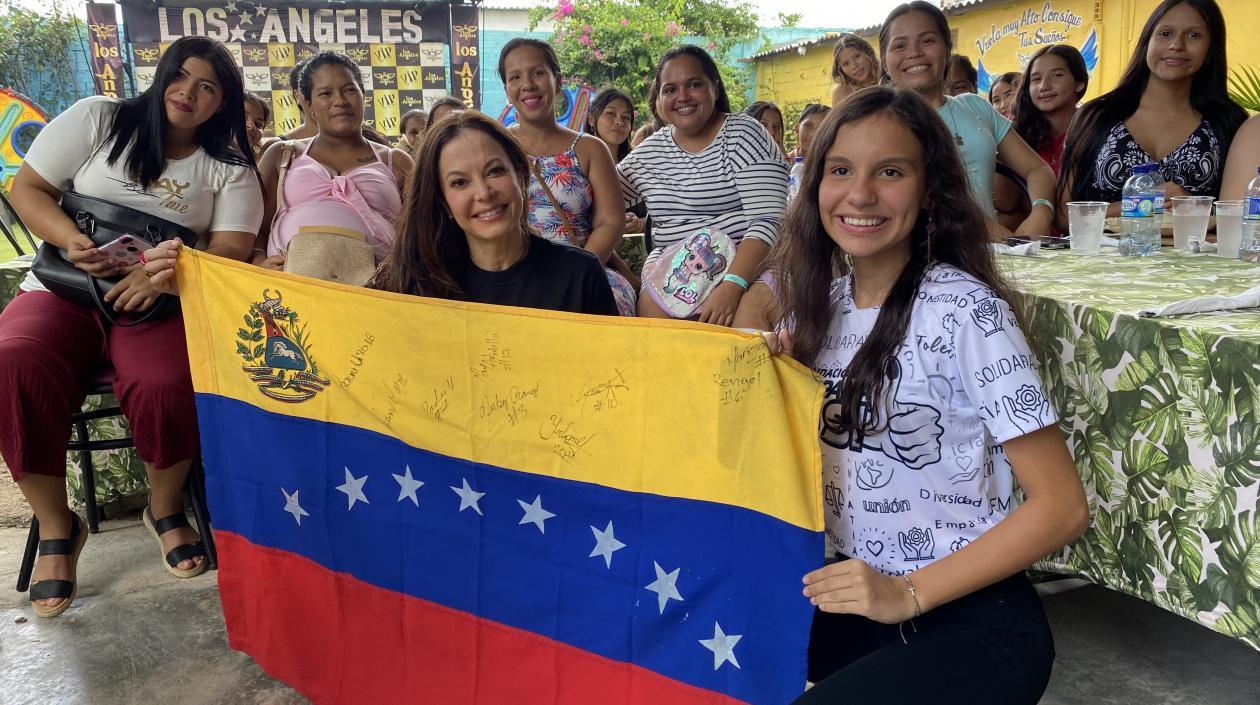 La actriz venezolana Coraima Torres junto a la población refugiada y migrante venezolana en Barranquilla.