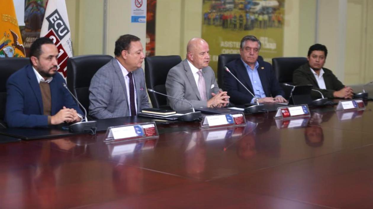 Autoridades de la salud de Ecuador anunciando la decisión.