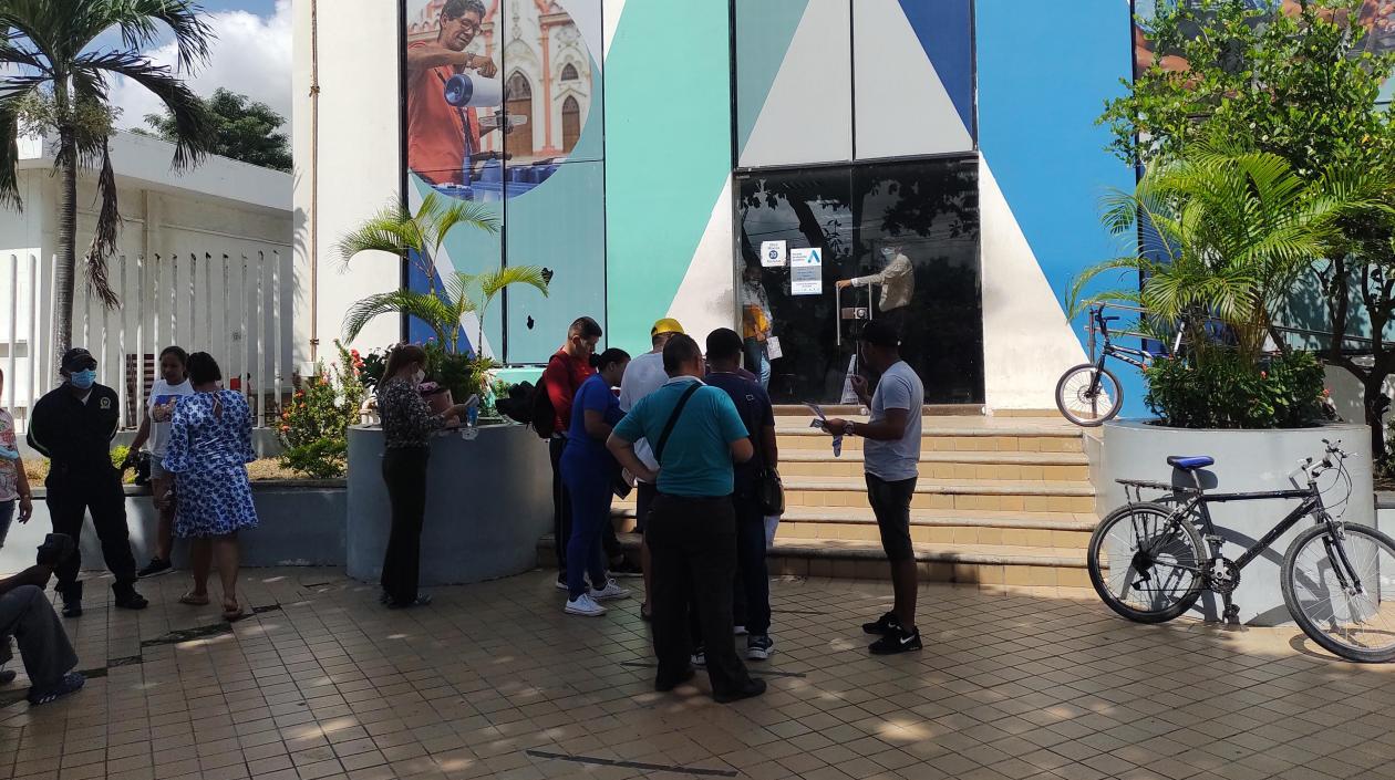 Manuel Ramírez poniendo su queja en las oficinas de Air-e en la Unión.