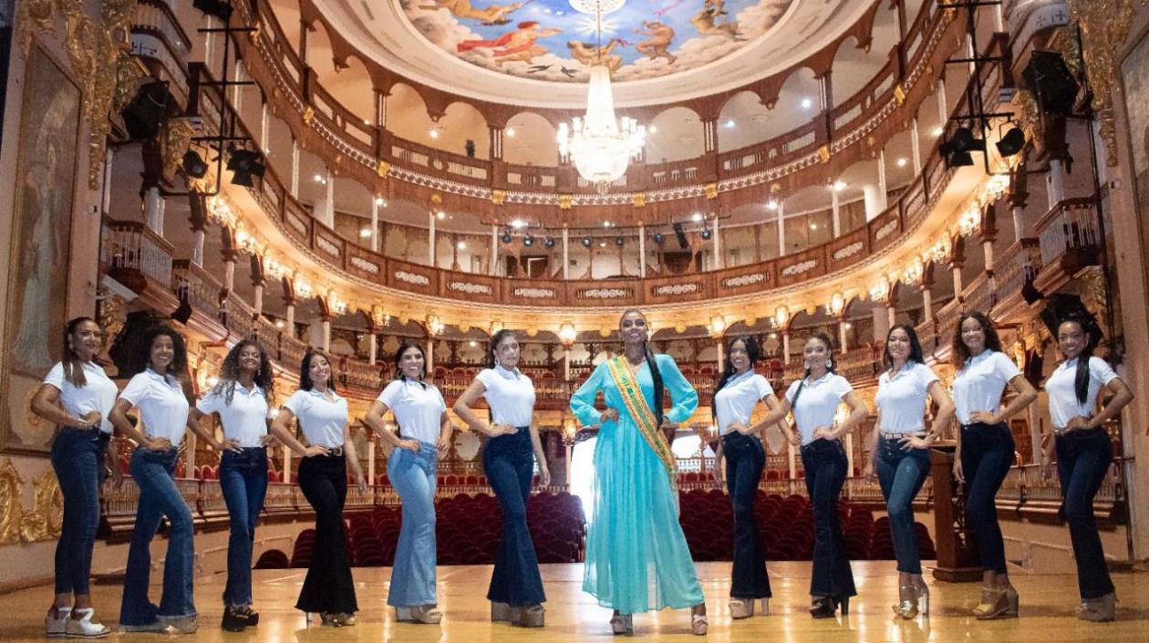 Angélica Blanco Balsero, Reina de la Independencia 2021, junto a un grupo de candidatas.