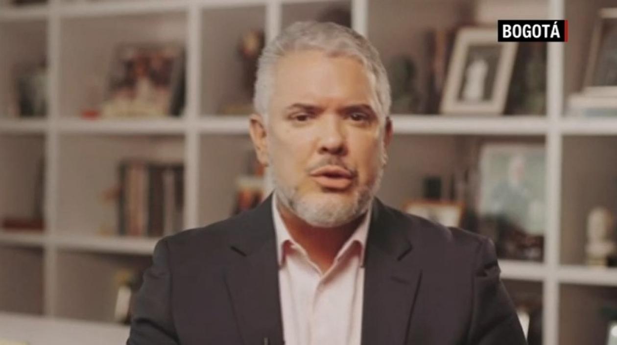 Iván Duque, expresidente de Colombia luce ahora barba.