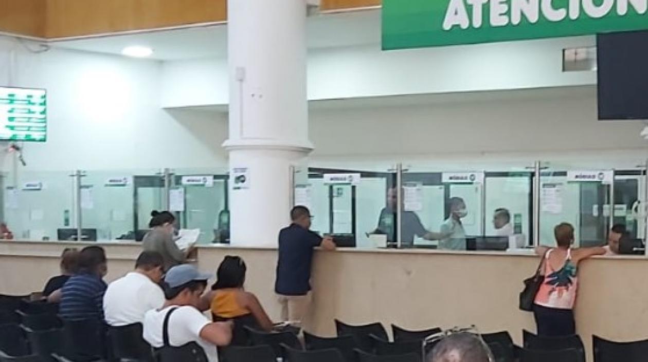 Pago de impuestos en el primer piso de la Alcaldía Distrital.