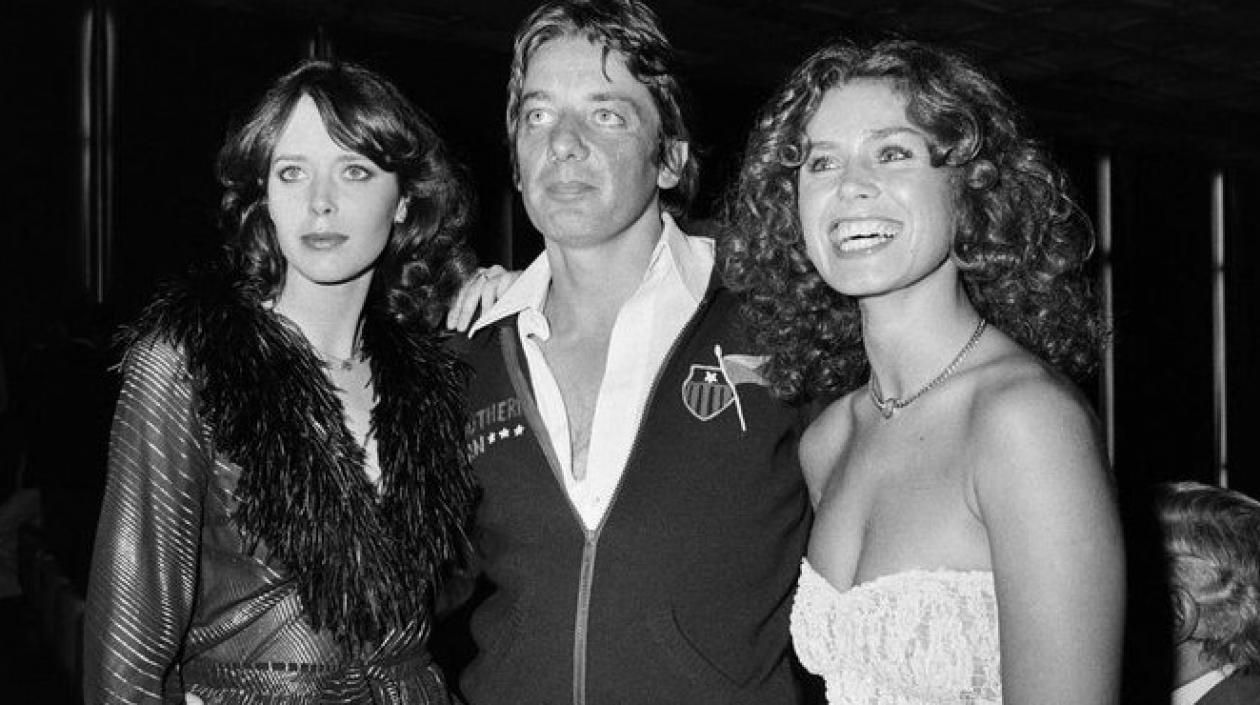 Just Jaeckin entre las actrices Sylvia Kristel, protagonista de “Emmanuelle”, y Corinne Cléry, en el estreno de "The Story of O", en 1975.