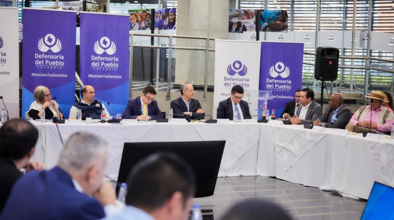 El Defensor del Pueblo reunido con entidades del Estado.