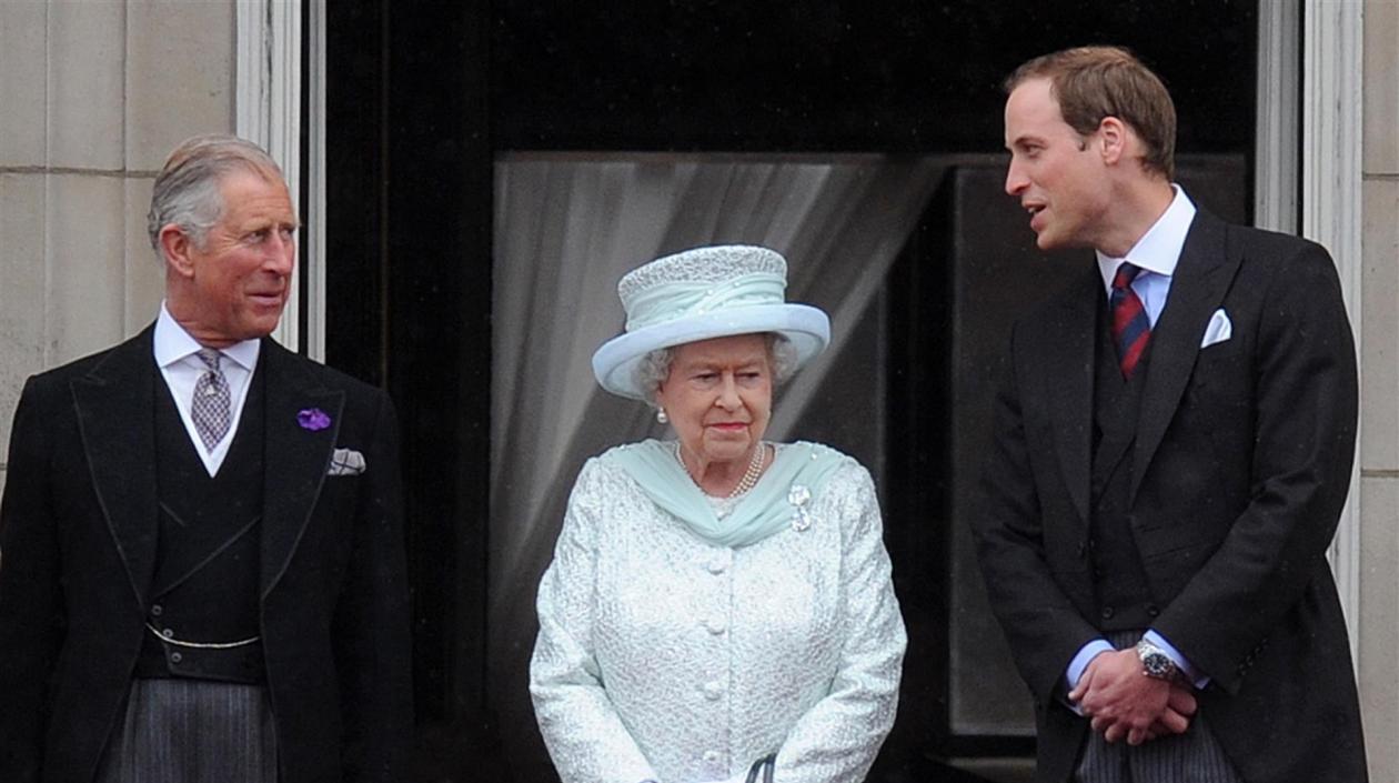 El entonces Príncipe Carlos, la Reina Isabel II y el príncipe Guillermo, en una foto de 2012.