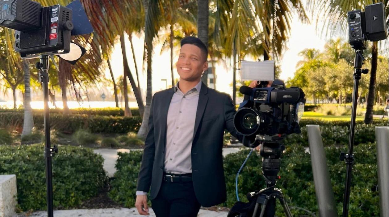 El periodista soledeño Miguel Ángel Santiesteban, en plena actividad.