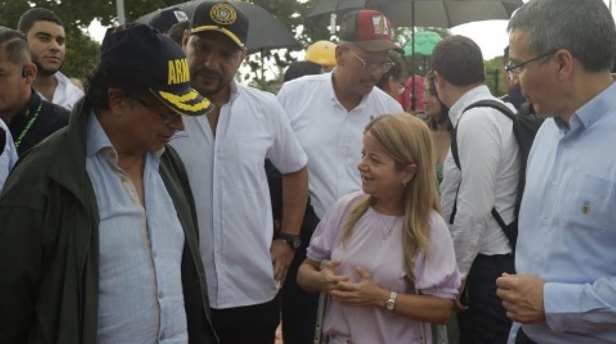 El Presidente Petro y la Gobernadora Elsa Noguera hablan en Santa Lucía.