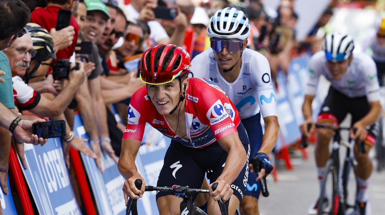 Remco Evenepoel ataca a Enric Mas. 