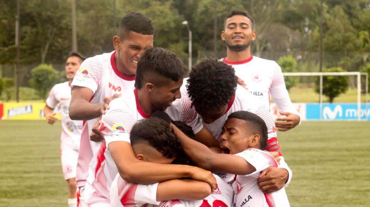 Jugadores del Atlántico celebran uno de los goles. 