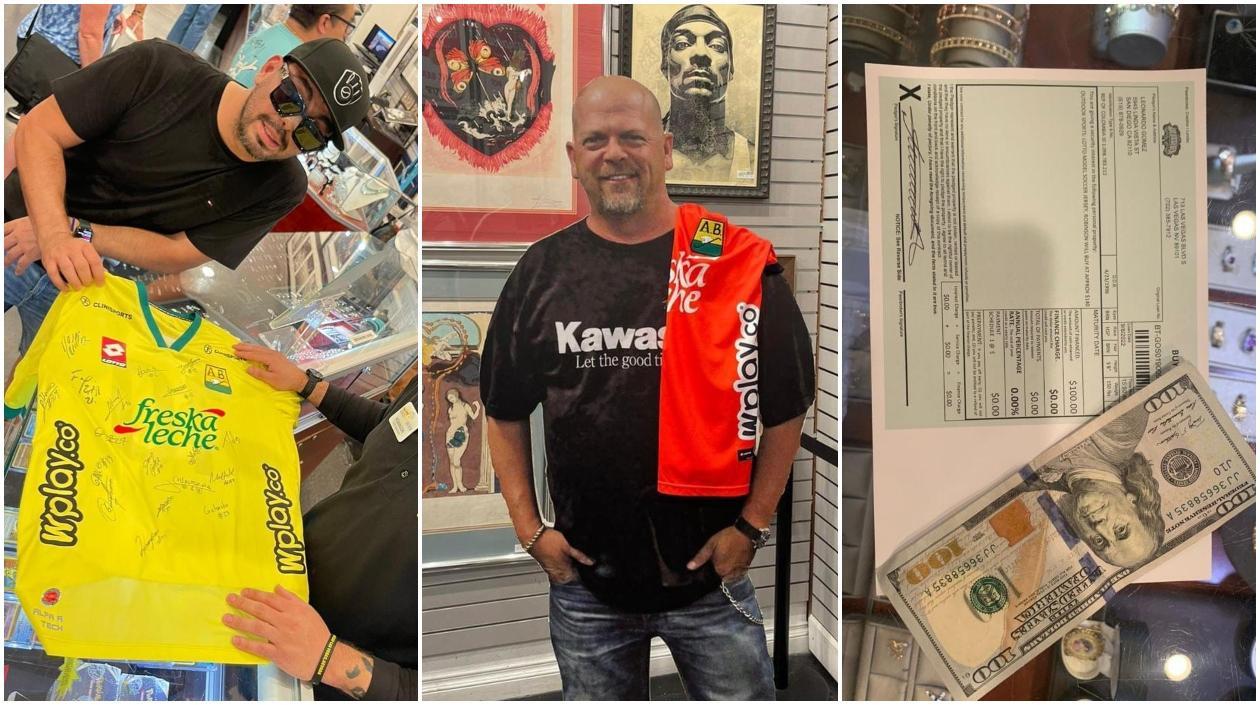 Frank Hernández vendiendo la camiseta a Rick Harrison, dueño del negocio y protagonista del programa. 