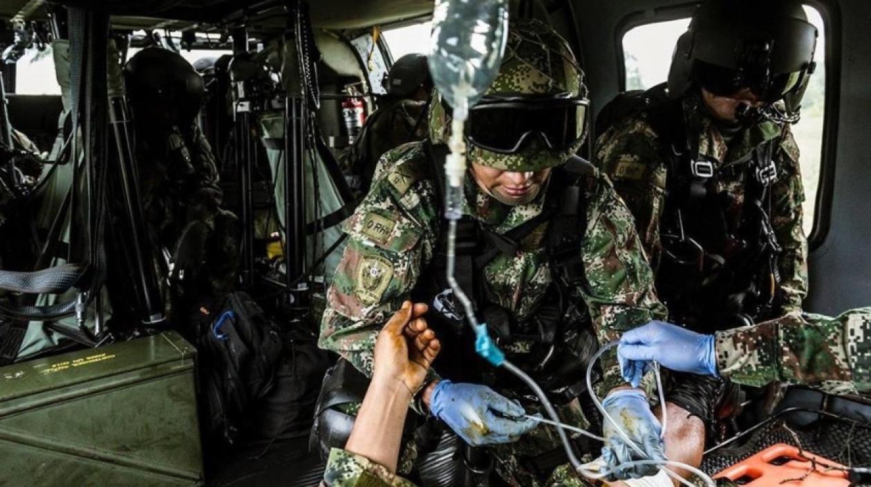 Atención de heridos en combate.