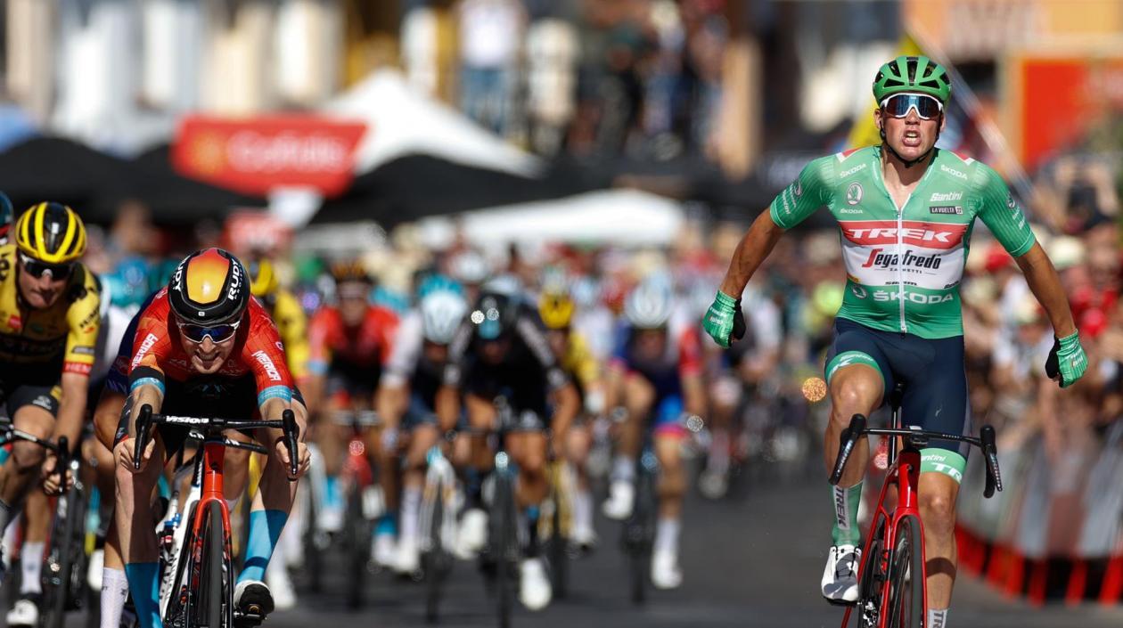 Mads Pedersen se impone en línea de meta. 