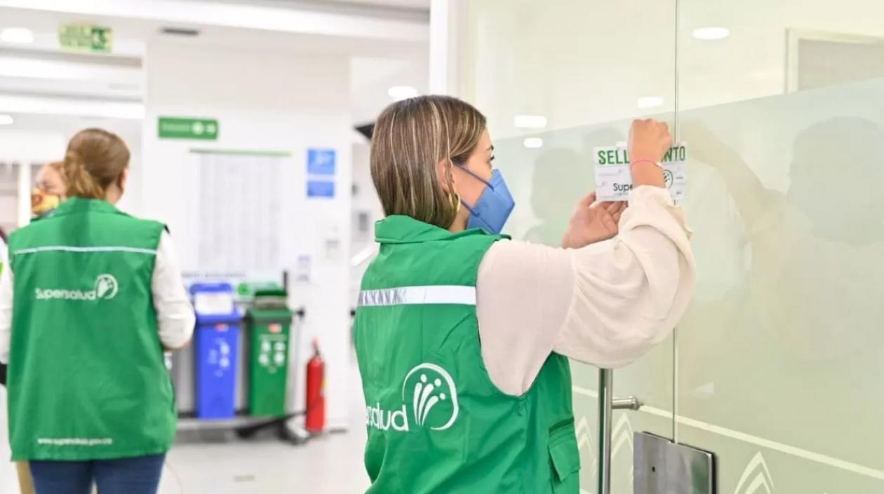 Funcionarias de Supersalud. 