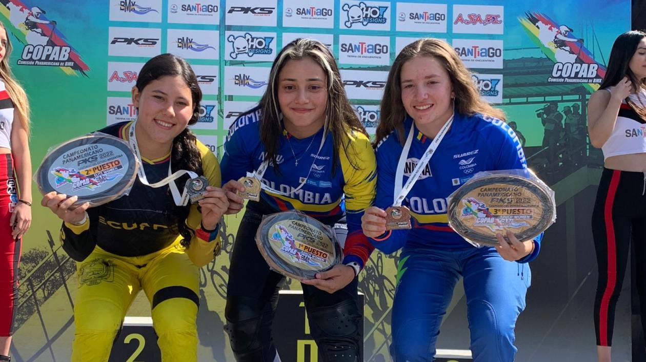 La soledeña Sharid Fayad (centro) con las bicicrosistas campeonas.