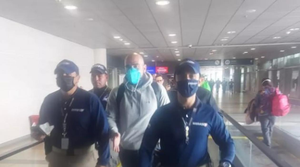 Llegada al aeropuerto de Bogotá, del coronel Benjamín Núñez.