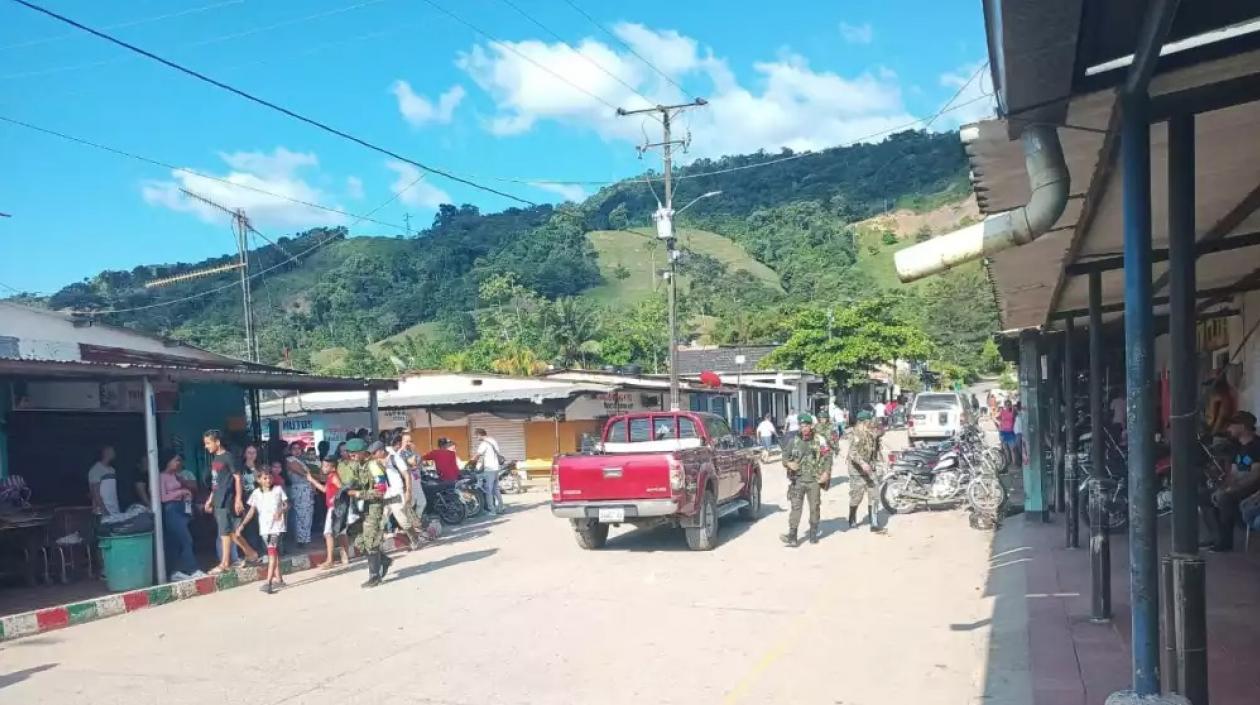 Una de las calles de Versalles con guerrilleros de las disidencias.