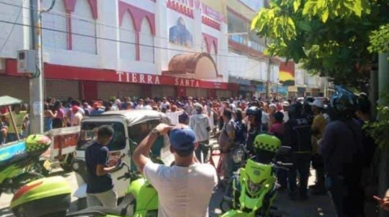  Centenares de personas se concentraron en el almacén Tierra Santa de Maicao.