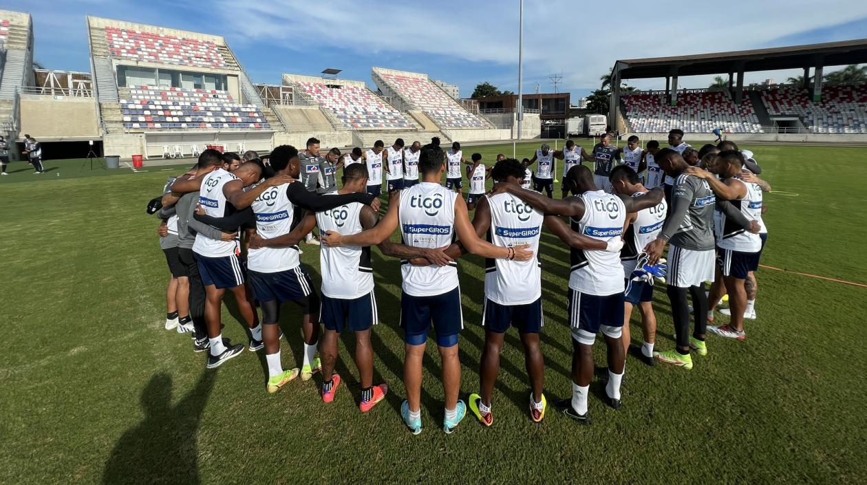 Jugadores de Junior durante el entrenamiento. 