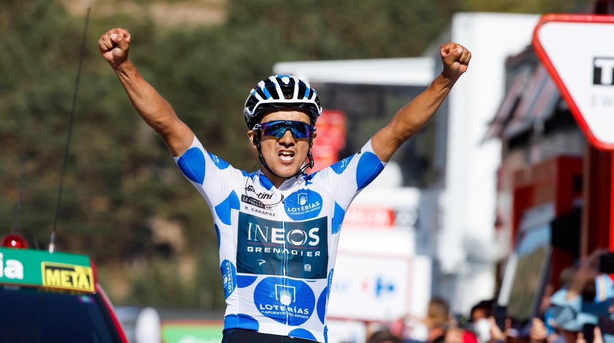 Richard Carapaz celebra su tercera victoria en la Vuelta. 