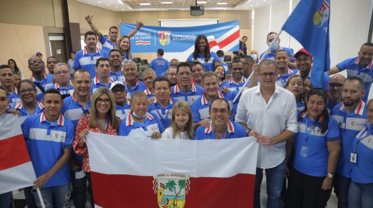 Entrega de bandera a servidores públicos por parte de Elsa Noguera y Raúl Lacouture. 