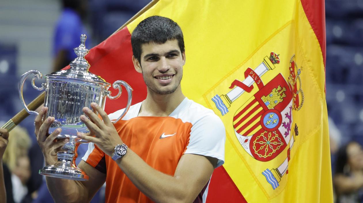 Carlos Alcaraz con el trofeo del US Open. 