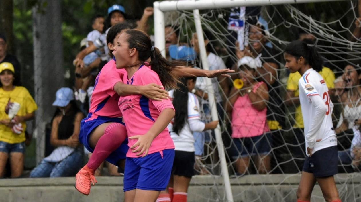 Jugadoras celebran uno de los tantos del título. 