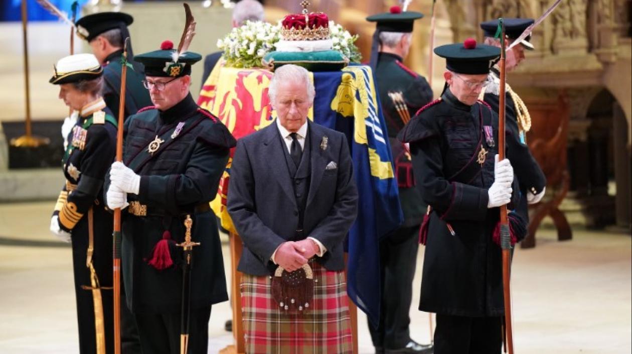 El rey Carlos III en la vigilia ante el féretro de Isabel II.