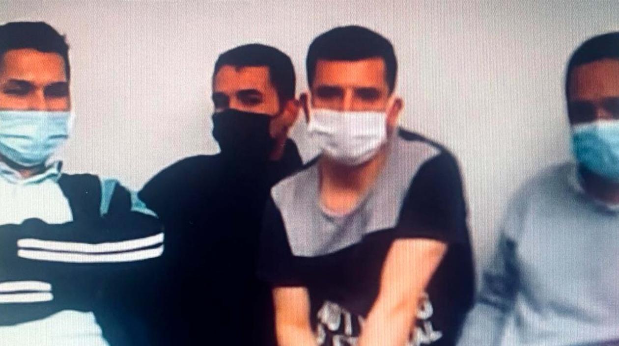 Cuatro de los policías capturados. 