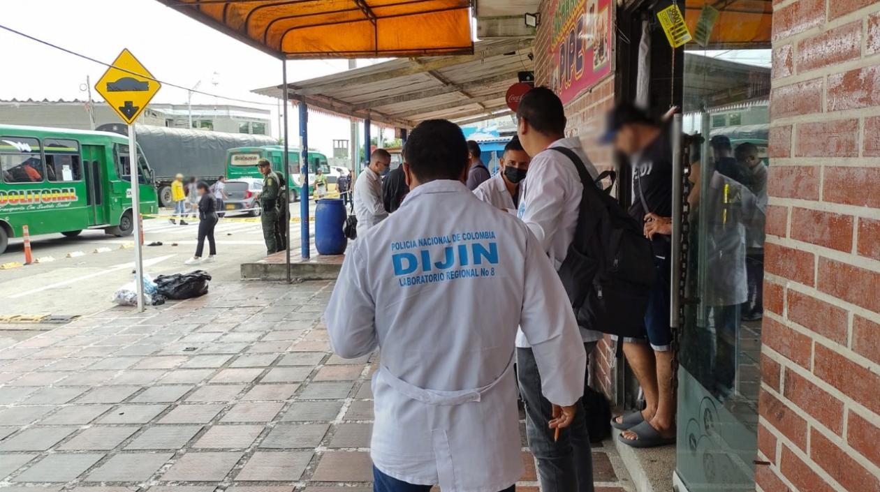 Las autoridades en el lugar de la masacre en el barrio Las Flores. 