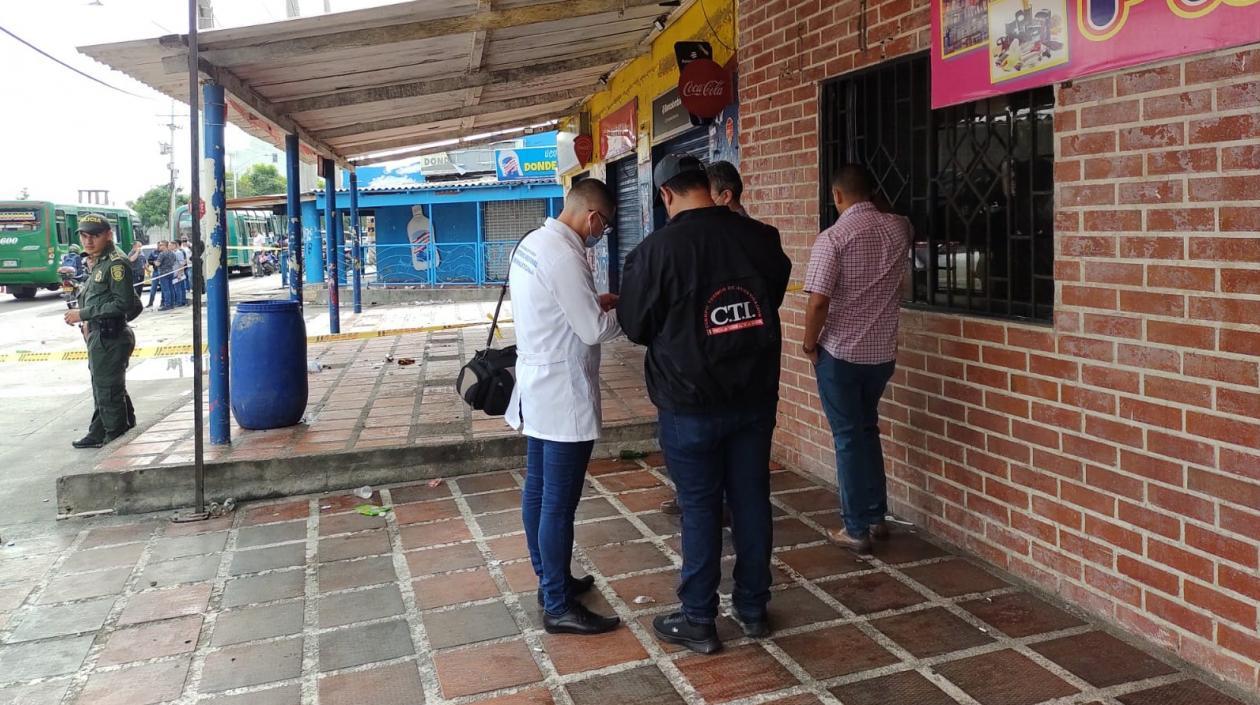 Miembros de la Fiscalía General en el lugar de la masacre. 