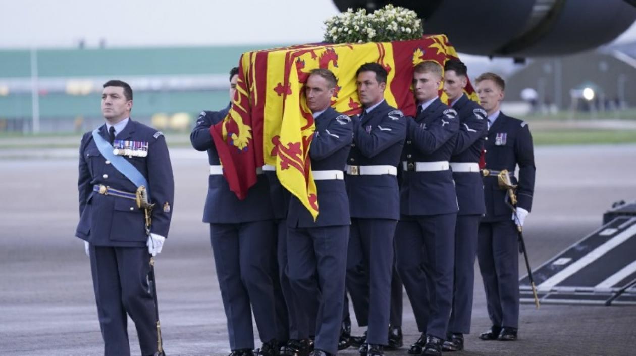 Integrantes de la Fuerza Aérea Británica trasladaron el ataúd de Isabel II a Londres.