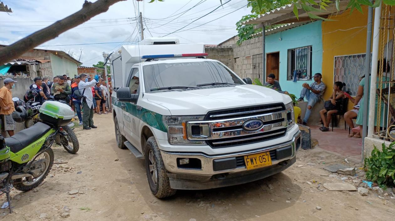 La Sijin llegó al lugar de los hechos para inspeccionar el cuerpo. 