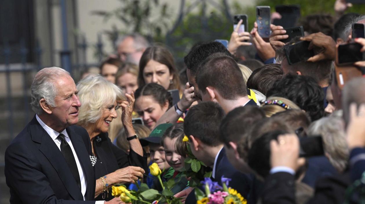 El rey Carlos III y la reina consorte Camila, saludan a las personas que aguardaban su llegada al Castillo de Hillsborough, en Belfast,