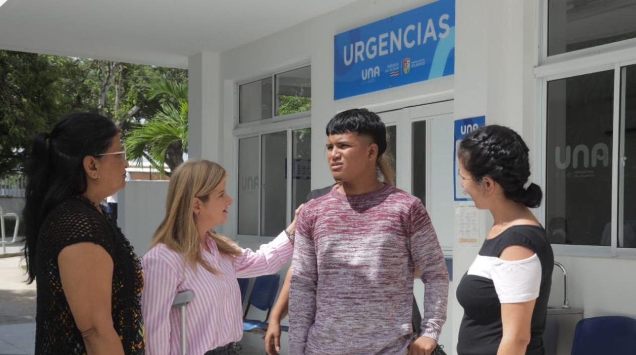 Gobernadora Elsa Noguera hablando con un integrante del programa de 'Orientación y acompañamiento familiar'.