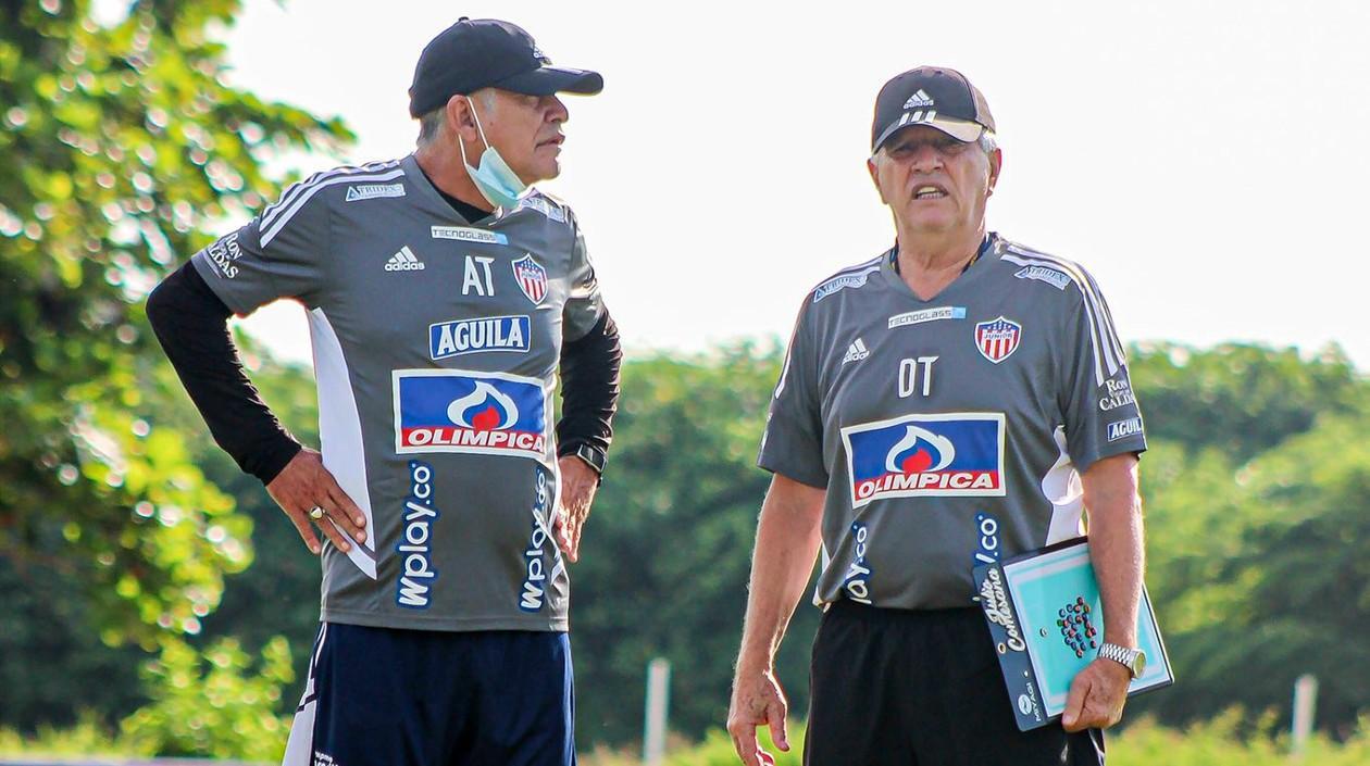Julio Comesaña dialoga con su asistente Luis Grau. 