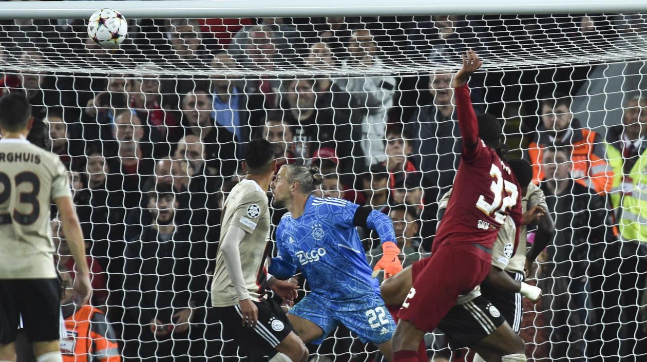 Joel Matip anota el gol de la victoria. 