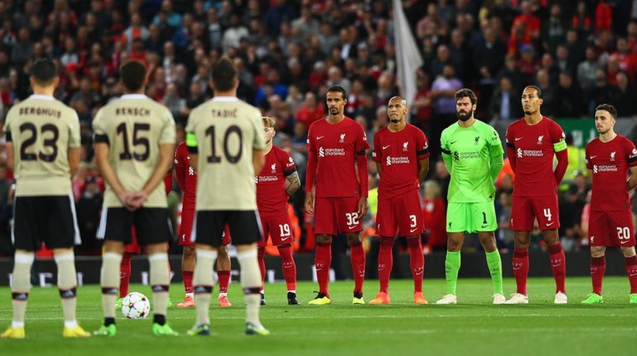 Los equipos rinden el minuto de silencio a Isabell II.