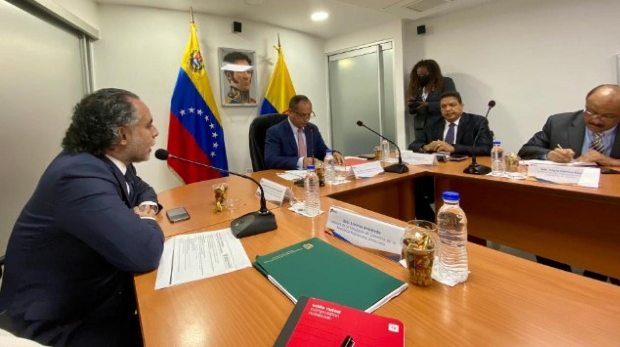 El embajador en Venezuela, Armando Benedetti, en la reunión con Ministros de Transporte de los dos países.