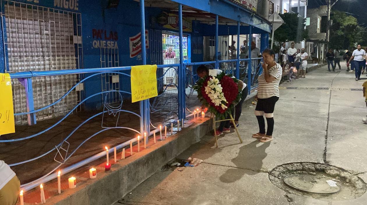 Vecinos encendieron velas en el sitio en donde murieron las seis personas.