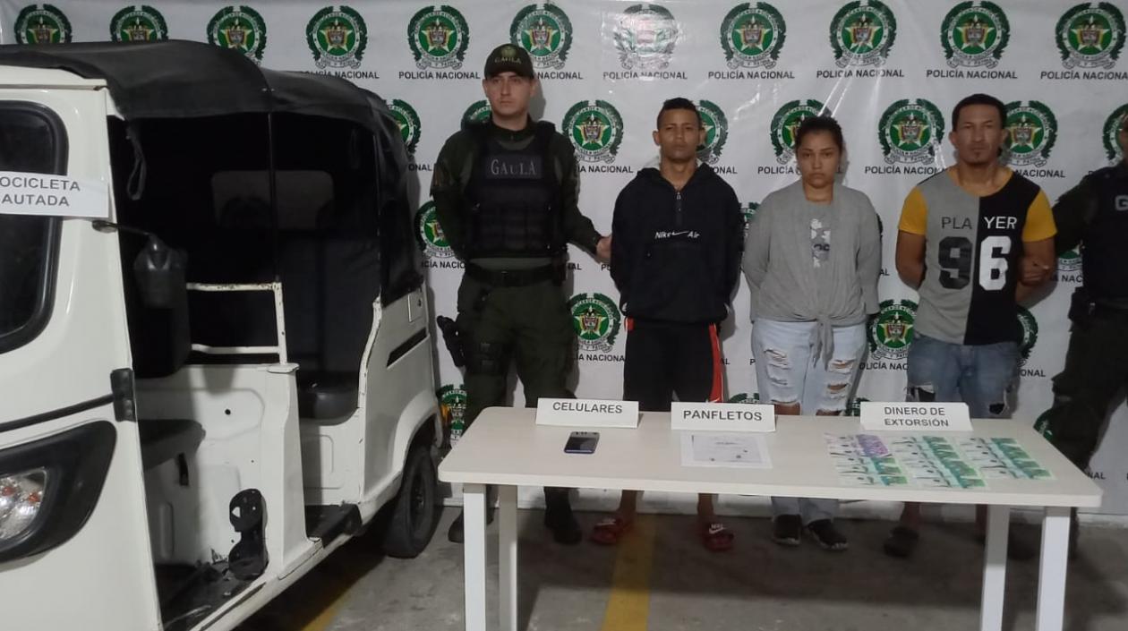 Los tres capturados por extorsión. 