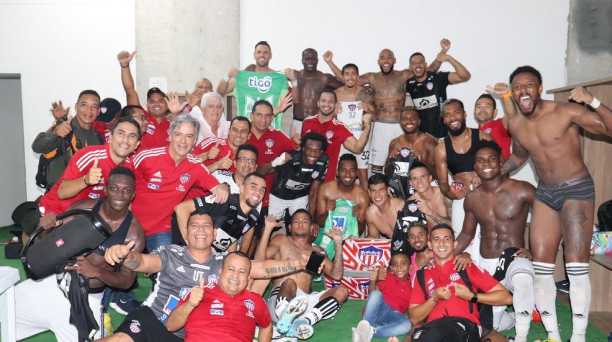 Julio Comesaña celebra con sus jugadores. 