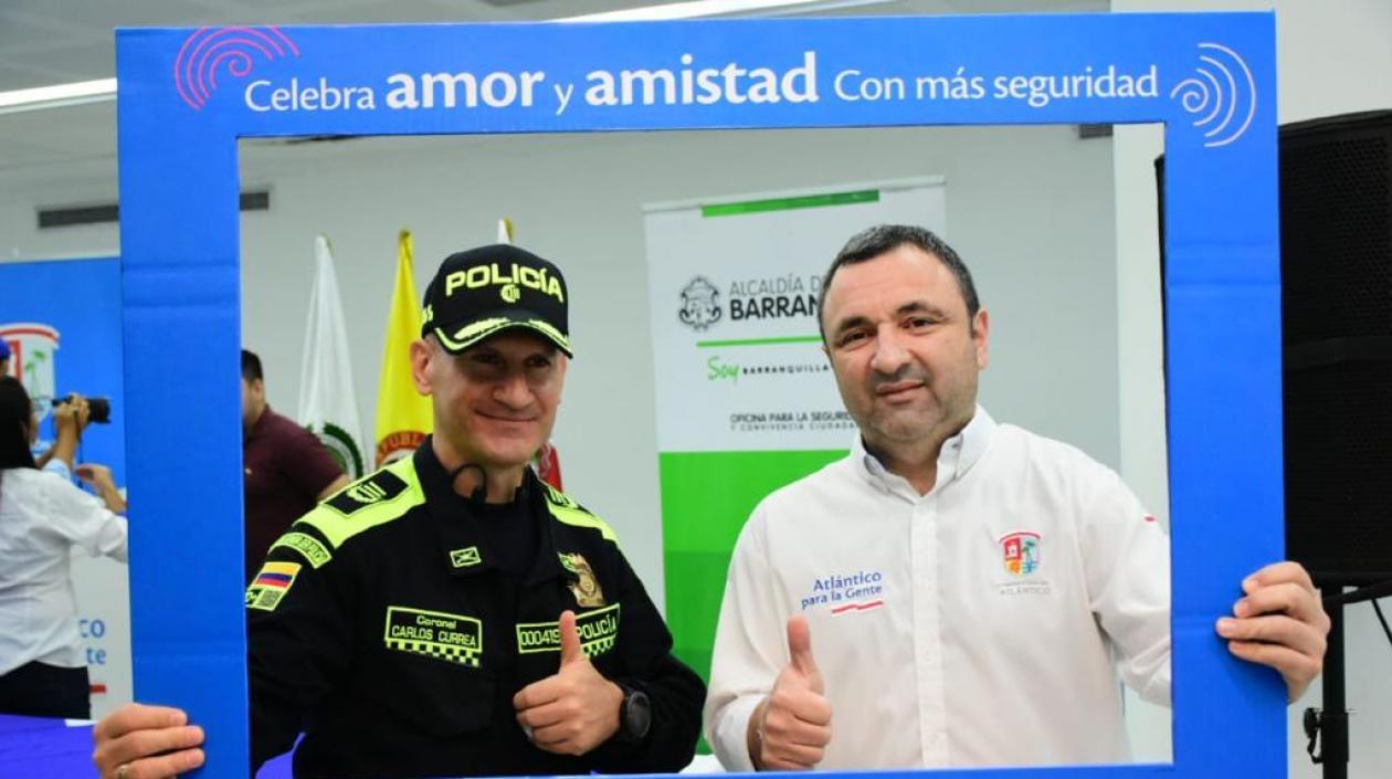 Coronel Carlos Currea junto a Yesid Turbay.