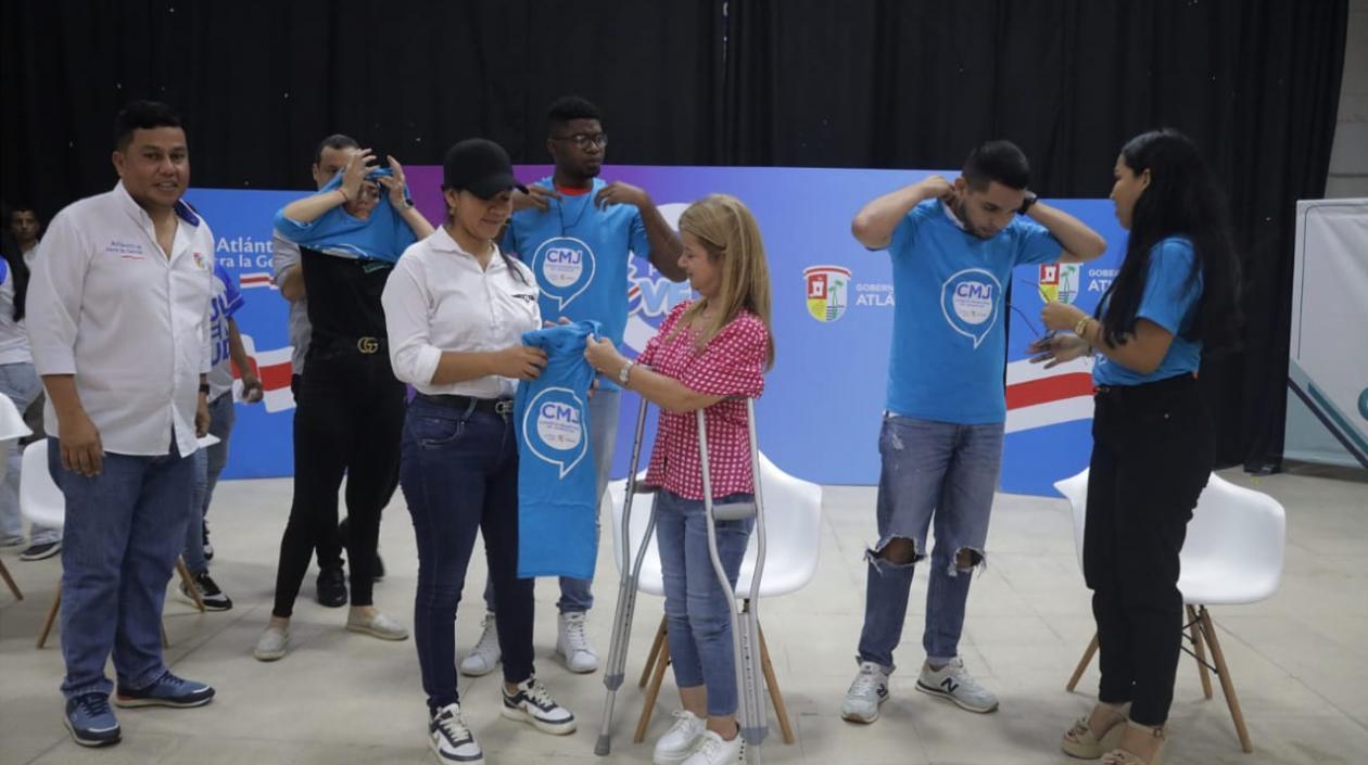 Gobernadora Elsa Noguera junto a los jóvenes de Galapa.