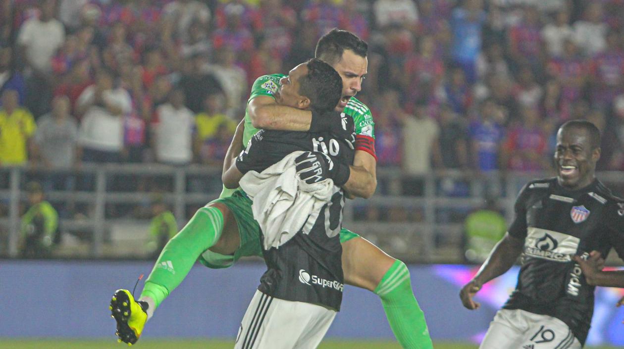 Sebastián Viera y Carlos Bacca celebran tras el título. 