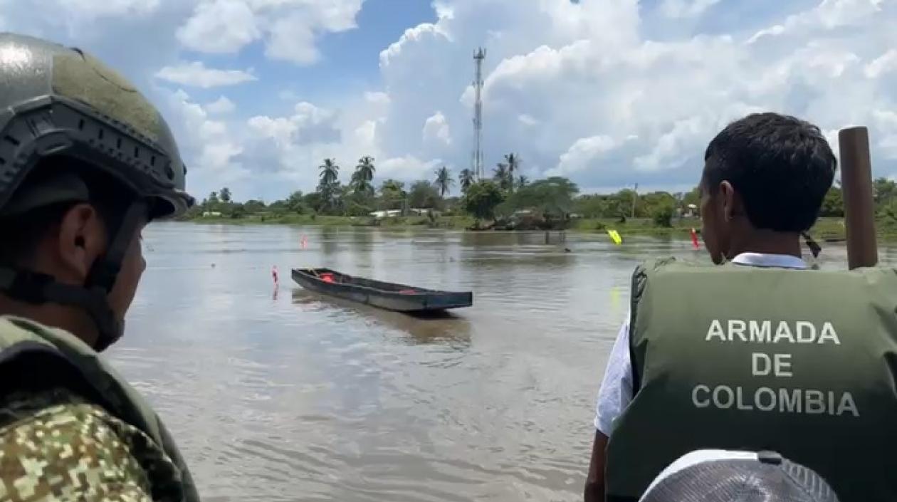 Personal de la Armada este jueves en el Canal del Dique.