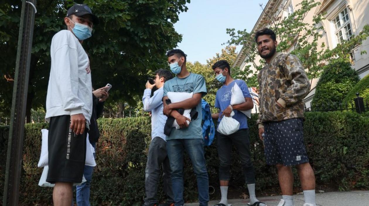 Cinco de los migrantes frente a la casa de la vicepresidenta de EE.UU.