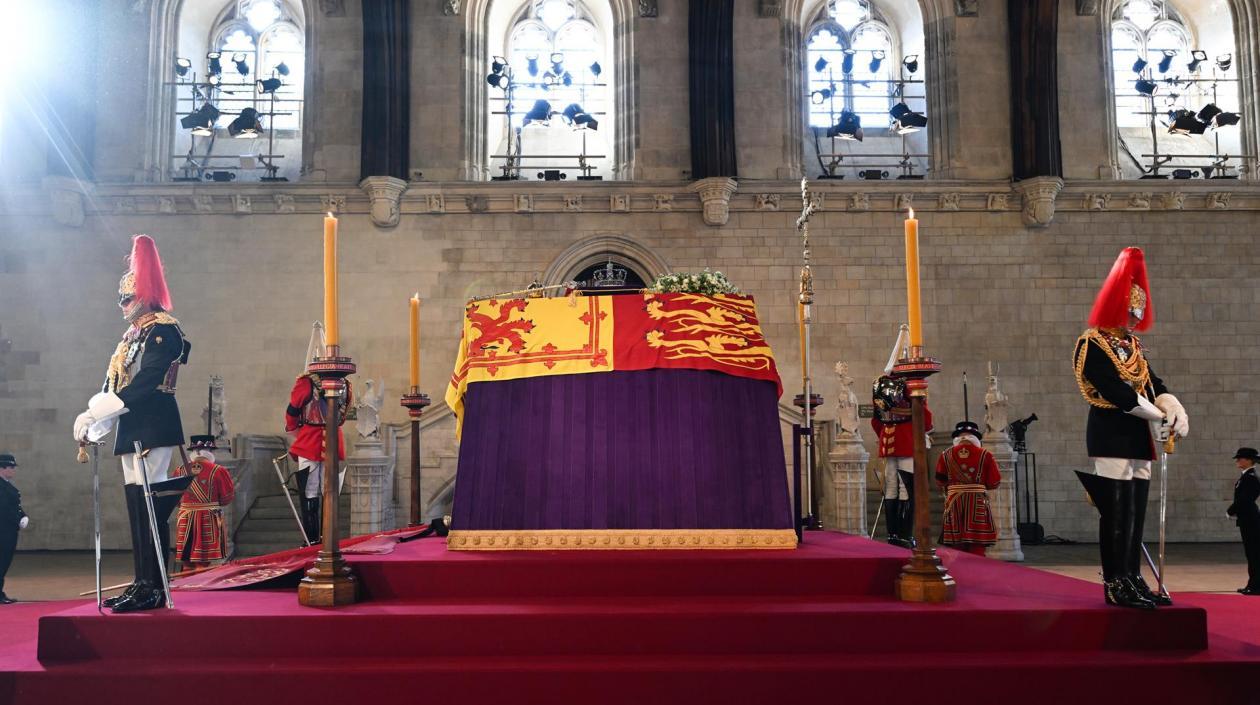 El ataúd de la reina Isabel II al comienzo de la capilla ardiente en el Palacio de Westminster este miércoles