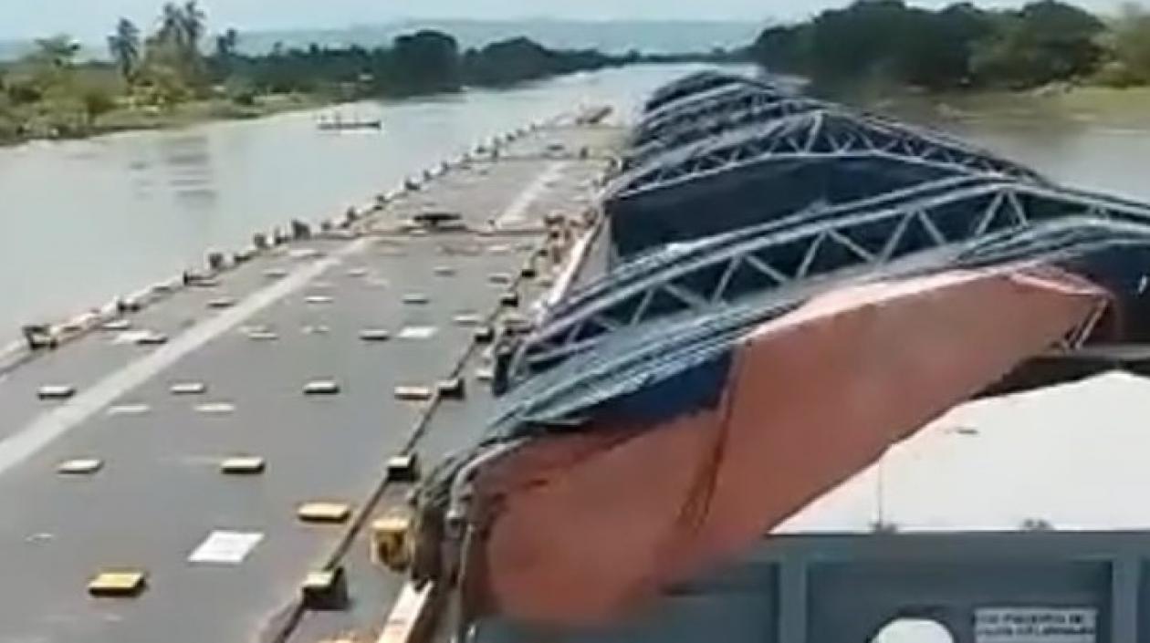 Uno de los remolcadores paralizados en el Canal del Dique.