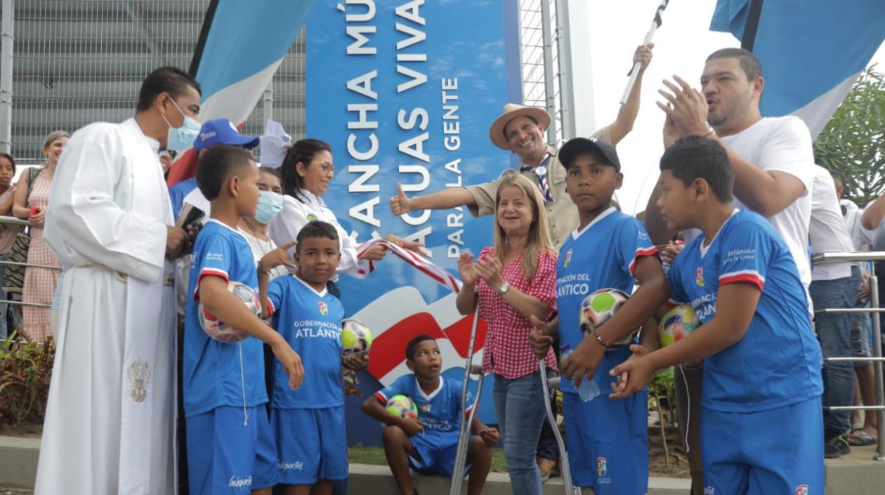 Elsa Noguera hace entrega de la nueva cancha múltiple. 